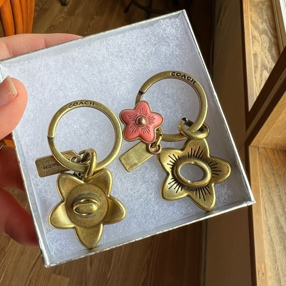RARE Coach Wild Flower Turnlock Valet Key Fob Charms - Picture 6 of 14